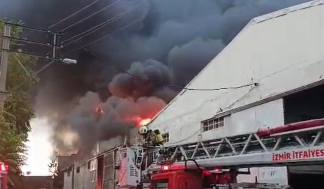 SON DAKİKA | Bornova'da depo yangını! Gökyüzünü siyah duman kapladı