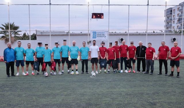 Menemen’de gençler ve protokol sahada dostluk maçı yaptı