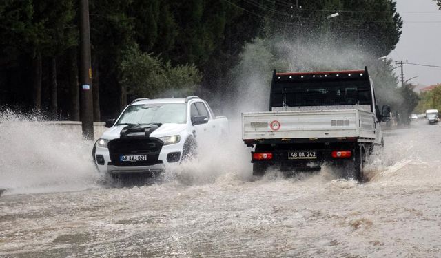 Rekor yağış: Araçlar sular altında kaldı