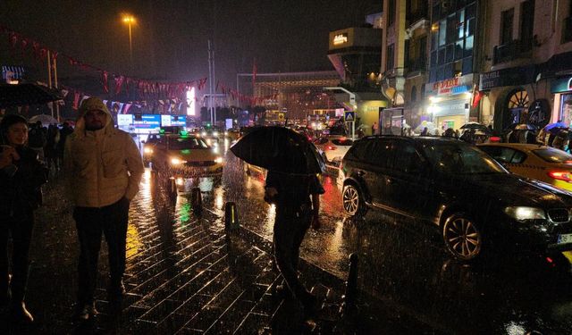 Aniden bastıran sağanak: Sokaklar göle döndü