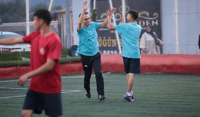 Denetimli serbestlik kapsamındaki gençler protokolle futbol maçında