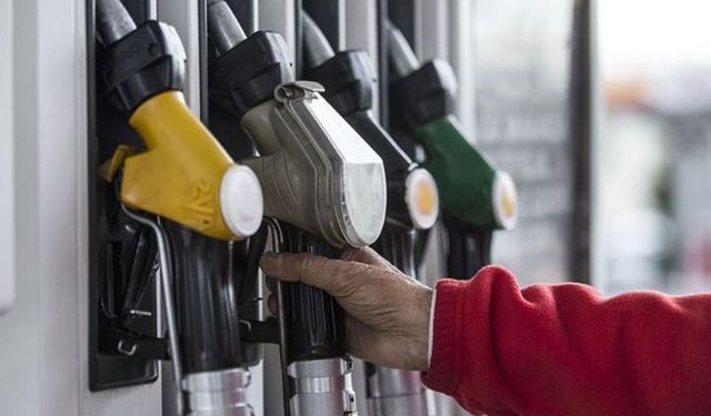 Akaryakıta yeni zam: Benzin fiyatları değişti, motorin yolda