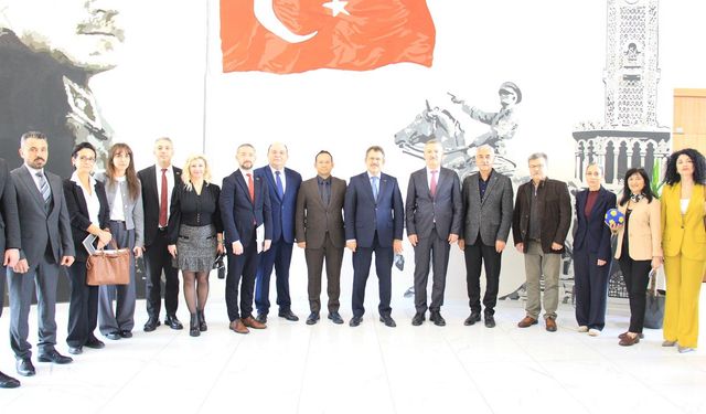 İzmir’de yeni dönem başlıyor: Hayatlara dokunacak projeler tek tek açıklandı!