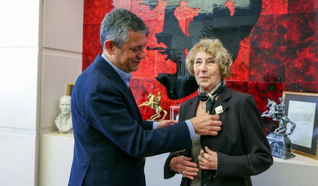 Ünlü yazar Ayşe Kulin CHP’ye katıldı!