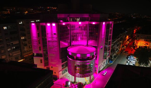 Balçova’da pembe ışıklarla dayanışma