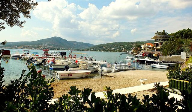 Şifalı taşları ve İzmir’in sakin kıyısı: Urla Balıklıova'ya nasıl gidilir?