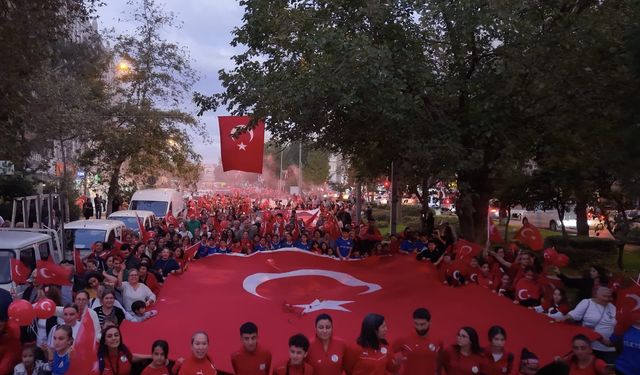 Bayraklı’da Cumhuriyet coşkusu sokaklara taştı!