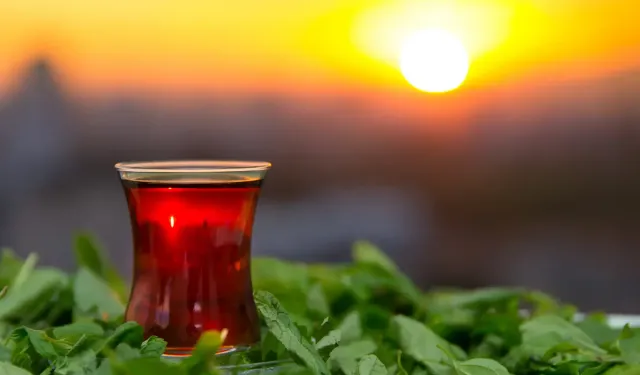 Çay tiryakileri dikkat! Beklettiğiniz çay sizi hasta edebilir