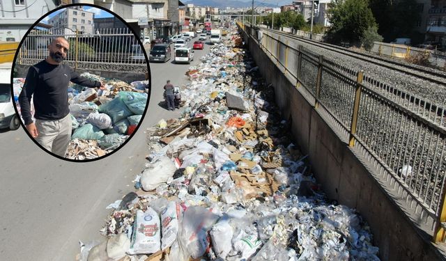 Buca’da grev bitti ama çöp dağları yerinde kaldı