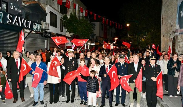 Çeşme’de Cumhuriyet Bayramı coşkusu Fener Alayı İle doruğa ulaştı
