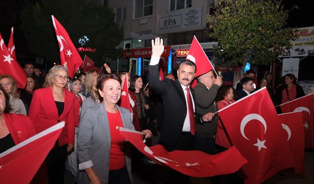 Dikili’de 102. yıl coşkusu sokaklara taştı