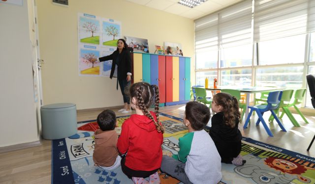 Efes Selçuk’ta tarım işçisi kadınların çocukları Masal Evi’ne emanet