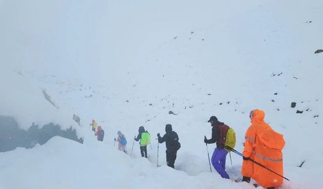 Everest’te mahsur kalan dağcılar kurtarıldı mı, ne oldu? Everest Dağı’nda son durum