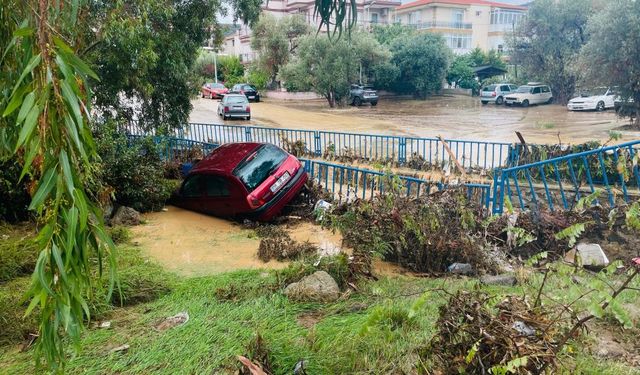 İzmir Foça’da sel felaketi: Bir vatandaş akıntıya kapıldı