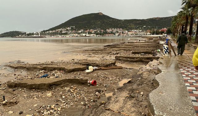 Foça’da sel felaketinin ardından çalışmalar devam ediyor