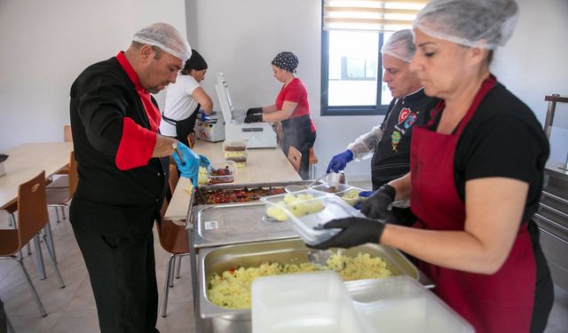 Güzelbahçe’de dayanışma mutfağı her gün sofraları ısıtıyor