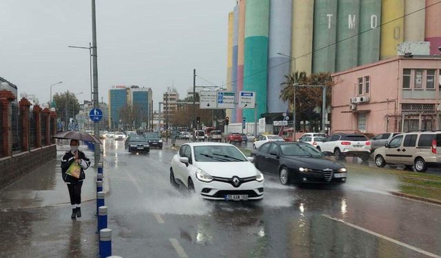 Uşak’ta sağanak alarmı: Salı günü dışarı çıkacaklar dikkat!