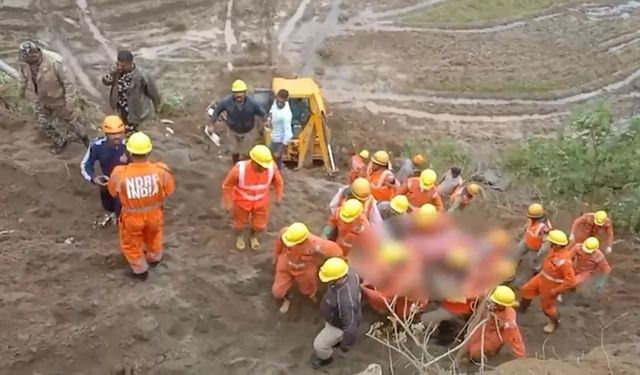 Hindistan’da korkunç sel: Otobüs aniden kayboldu!