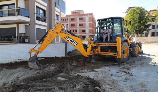 Bozuk yollara son! Menderes’te kilit parke hamlesi başladı