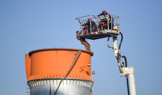 İzmir’de korku dolu anlar: İşçiler 70 metrelik bacada mahsur kaldı