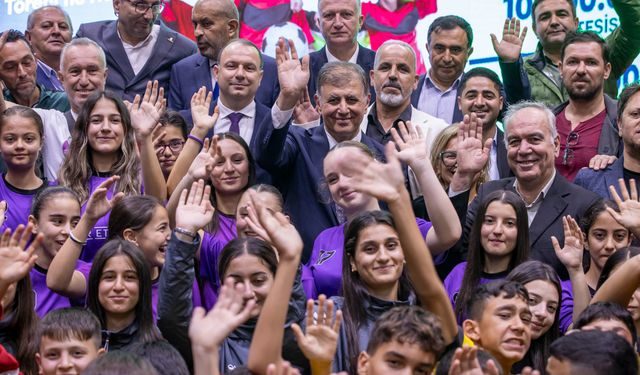 İzmir Büyükşehir'in Cumhuriyet kutlamaları spora da ilham oldu: 'Destek bizden, şampiyonluk sizden'