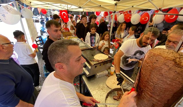 İzmir’de dönerci çift geleneği bozmadı: 29 Ekim’de çocuklara ücretsiz döner dağıttı
