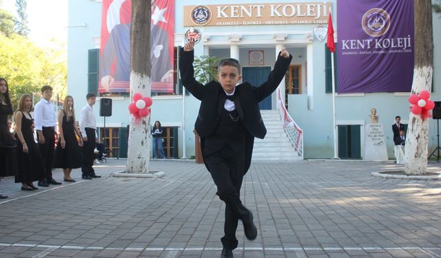 İzmir’de Özel Kent Koleji’nde 29 Ekim coşkusu: Zeybek gösterisi törene damga vurdu