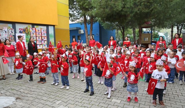 Karşıyaka 7’den 77’ye Cumhuriyet coşkusuyla ayağa kalktı!