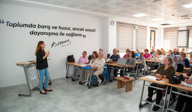 Karşıyaka’da 3. Yaş Üniversitesi’nde yeni dönem başladı