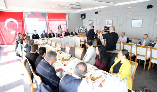 Karşıyaka’da birlik tablosu: Başkan Ünsal ve muhtarlar aynı sofrada buluştu