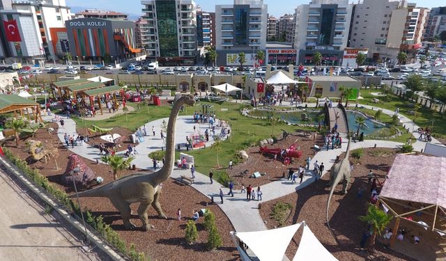 Karşıyaka'da Evrensel Çocuk Merkezi yenilenen yüzüyle açıldı