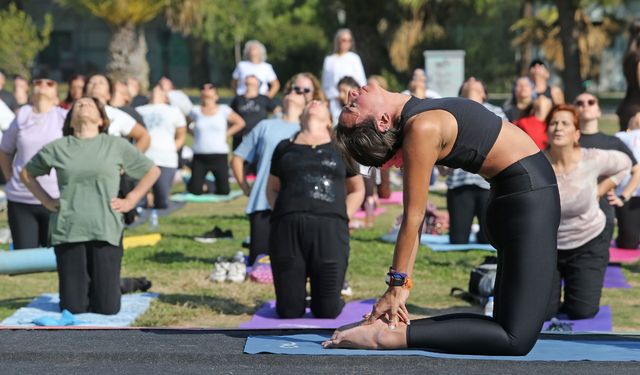 Karşıyaka’da yaza veda yogası: Doğanın enerjisiyle yenilendiler