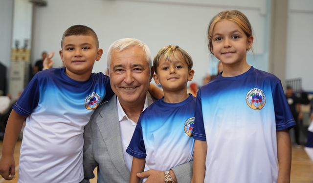 Kemalpaşa Belediyesi’nden 1800 spor malzemesi desteği