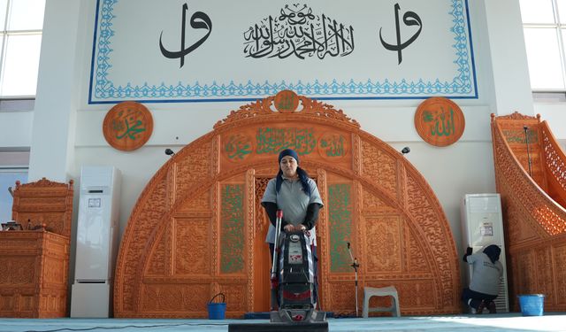 Kemalpaşa Belediyesi’nden örnek hizmet: İbadethaneler düzenli olarak temizleniyor