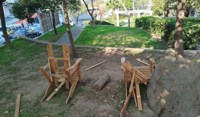 Konak’ta yenilenen parkta vandallık: Banklar paramparça edildi