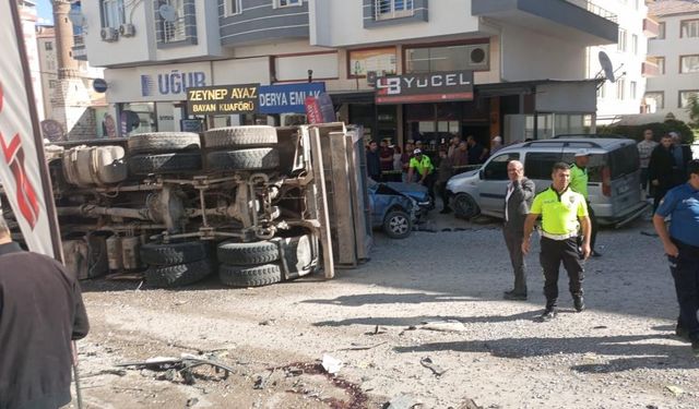 Dehşet anları: Mıcır yüklü kamyon araçları adeta biçti