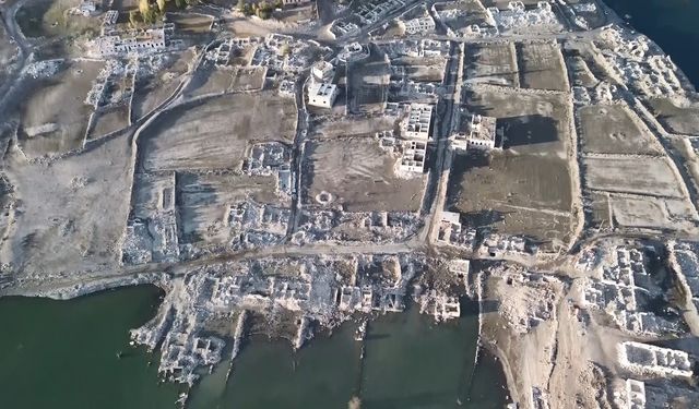 Sular çekildi: Tarihi köy yeniden gün yüzüne çıktı! Manzara görenleri şaşkına çevirdi