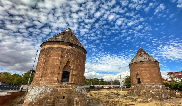 Tarihi Ahlat kümbetleri bulutlarla mest etti