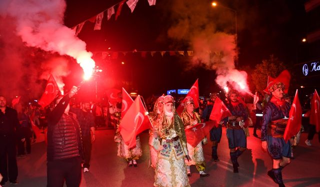 Torbalı’da binlerce kişi fener alayında buluştu