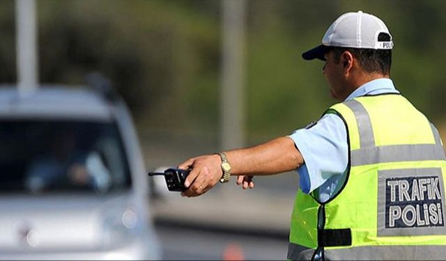 Çeşme’de gece gündüz kontrol: Sürücülere ceza yağdı