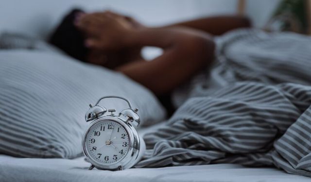 Uykudan önce asla yapmamanız gereken 3 şey: Beyin 'alarm modunda' kalıyor!