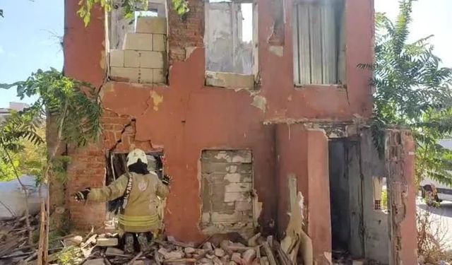 Son dakika! Fatih'te metruk bina çöktü