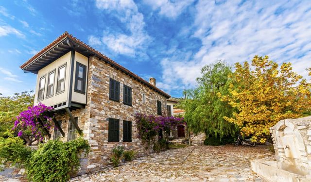 Restore edilen Rum evleriyle Şirince’nin yeni rakibi oldu! Mimarisini gören hayran kalıyor