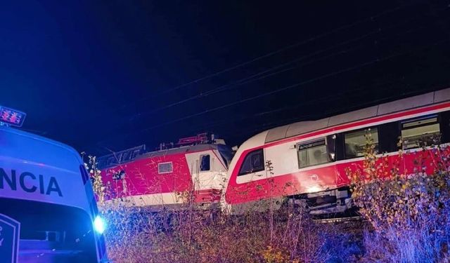 İki yolcu treni çarpıştı: 18 yaralı var!