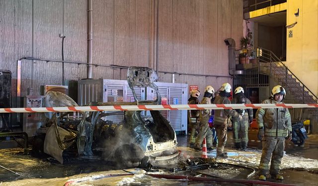 Esenyurt’ta şarj istasyonunda korku dolu anlar: Elektrikli otomobil alev topuna döndü