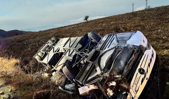 SON DAKİKA! Afyonkarahisar’da yolcu otobüsü devrildi: Ölü ve yaralılar var