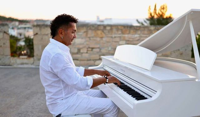 Alaçatı’nın rüzgarı ve taş sokakları, şarkıya dönüştü