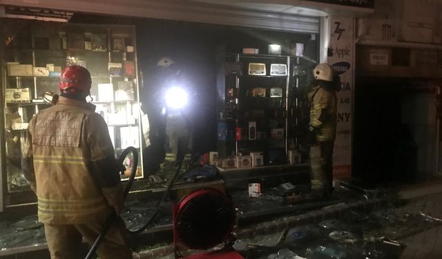 Aliağa’da alevler yükseldi! İş yeri küle döndü