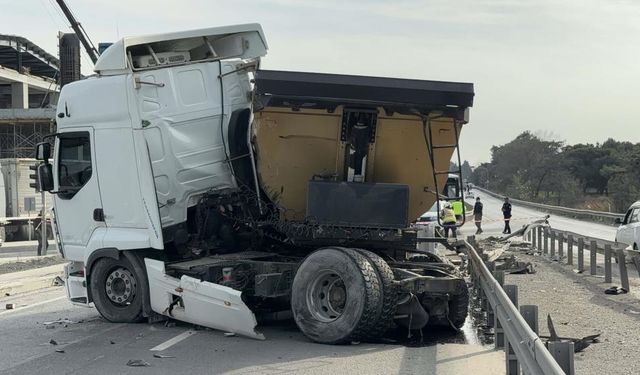 Son dakika! Feci kaza! İki kamyon kafa kafaya çarpıştı