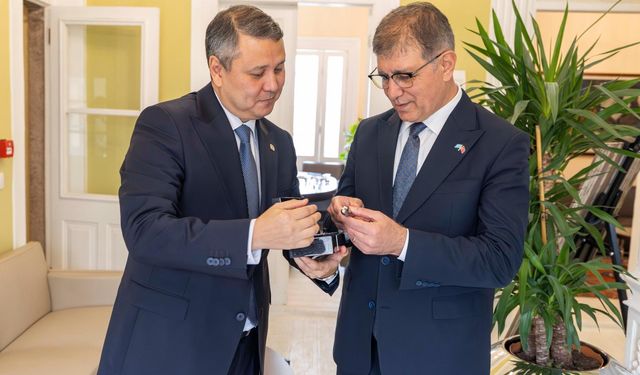 Başkan Tugay, Kazakistan heyetini Ay Yıldızlı Konak’ta ağırladı